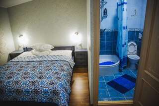 Хостелы Alina Hotel & Hostel Ужгород Двухместный номер с 1 кроватью и собственной ванной комнатой-7