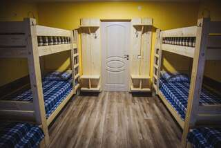 Хостелы Alina Hotel & Hostel Ужгород Кровать в общем 6-местном номере для мужчин и женщин-2