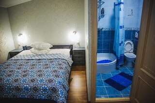 Хостелы Alina Hotel & Hostel Ужгород Двухместный номер с 1 кроватью и собственной ванной комнатой-14
